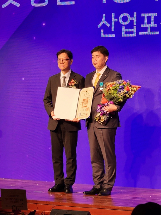 지난 15일 서울 마포구 포스트타워에서 열린 '2023 디지털윤리대전 및 인터넷·통신 이용자보호 유공 포상 수여식'에서 박형주(오른쪽) KB국민은행 디지털신사업본부장이 조성은 방통위 사무처장에게 서비스 이용자 보호 산업포장 포상을 수여 받고 기념촬영을 하고 있다. 국민은행 제공.